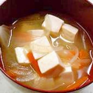 豆腐と玉ねぎと人参の味噌汁